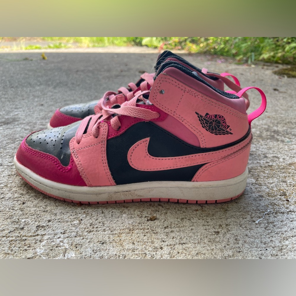 Nike Air Jordan mid retro Color: Coral Chalk/Pink Sole SIZE US Y 2
